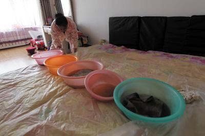 临夏楼上漏水，住户失联，小区没物管，业主维权难！律师来支招……